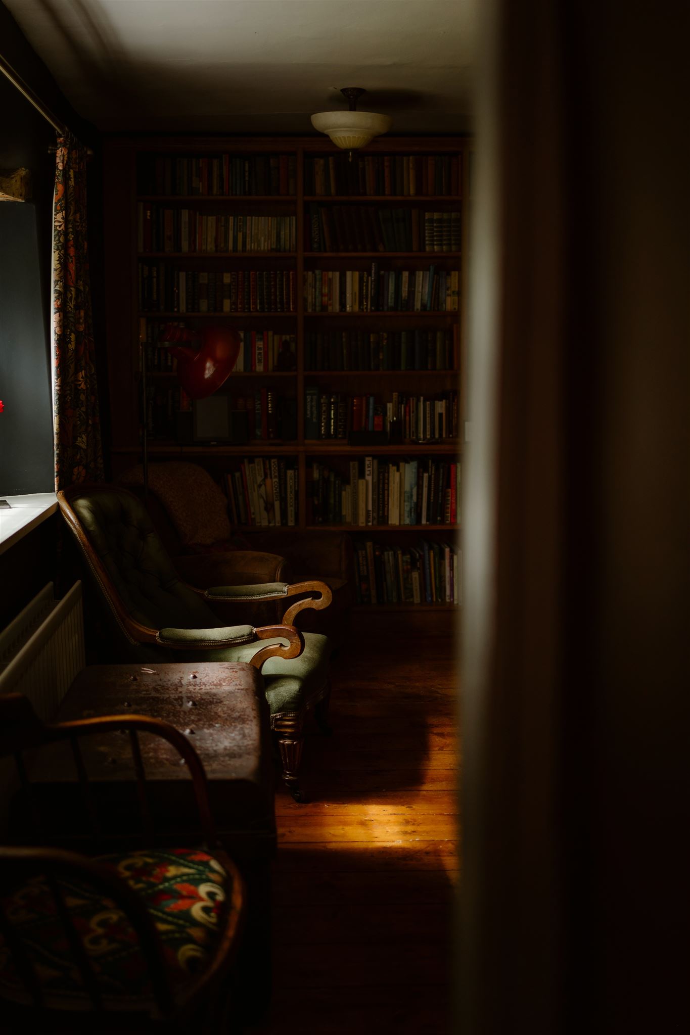 Cosy library with armchairs and bookshelves.